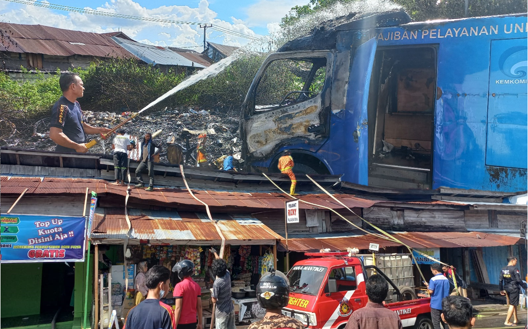 Sampah Telkom  Bakar Mobil, Warga Panik