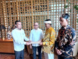 Masyarakat dan Aktivis Kalteng Ngadu ke Mukhtarudin dan Dedi Mulyadi Masyarakat dan Aktivis Kalteng Ngadu ke Mukhtarudin dan Dedi Mulyadi