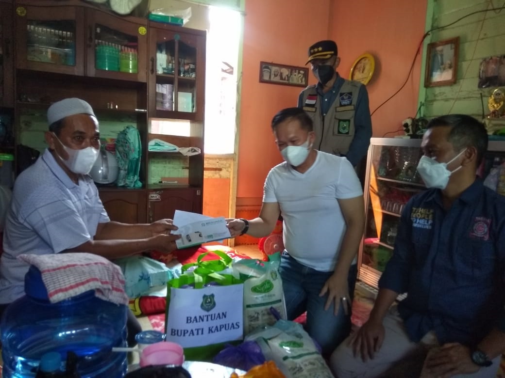 Bupati Ben Brahim Bantu Bahagianor, Septedy Serahkan Kartu BPJS Daerah