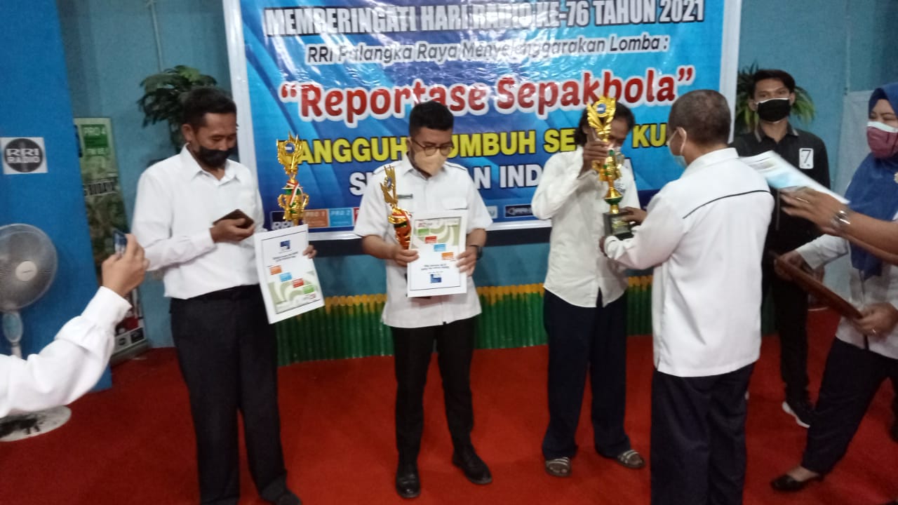 Utusan SMSI Kalteng Juara III Lomba Reportase Sepakbola LPP-RRI