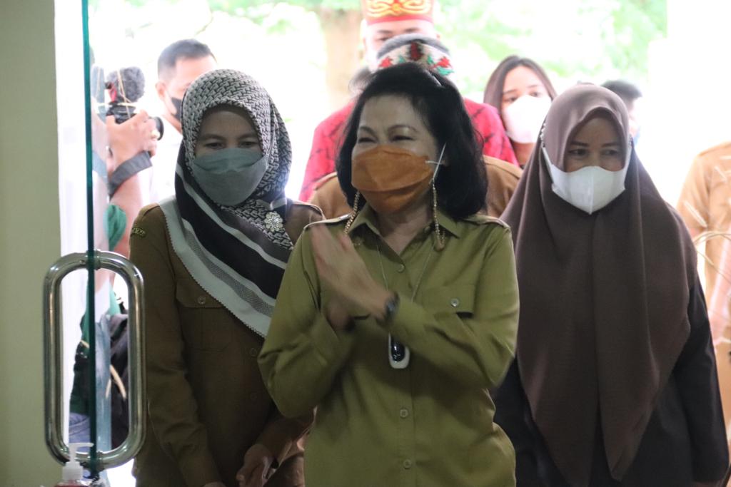 BUPATI WANITA PERTAMA DI PULPIS-Pudjirustaty Narang Genap Berusia 68 Tahun