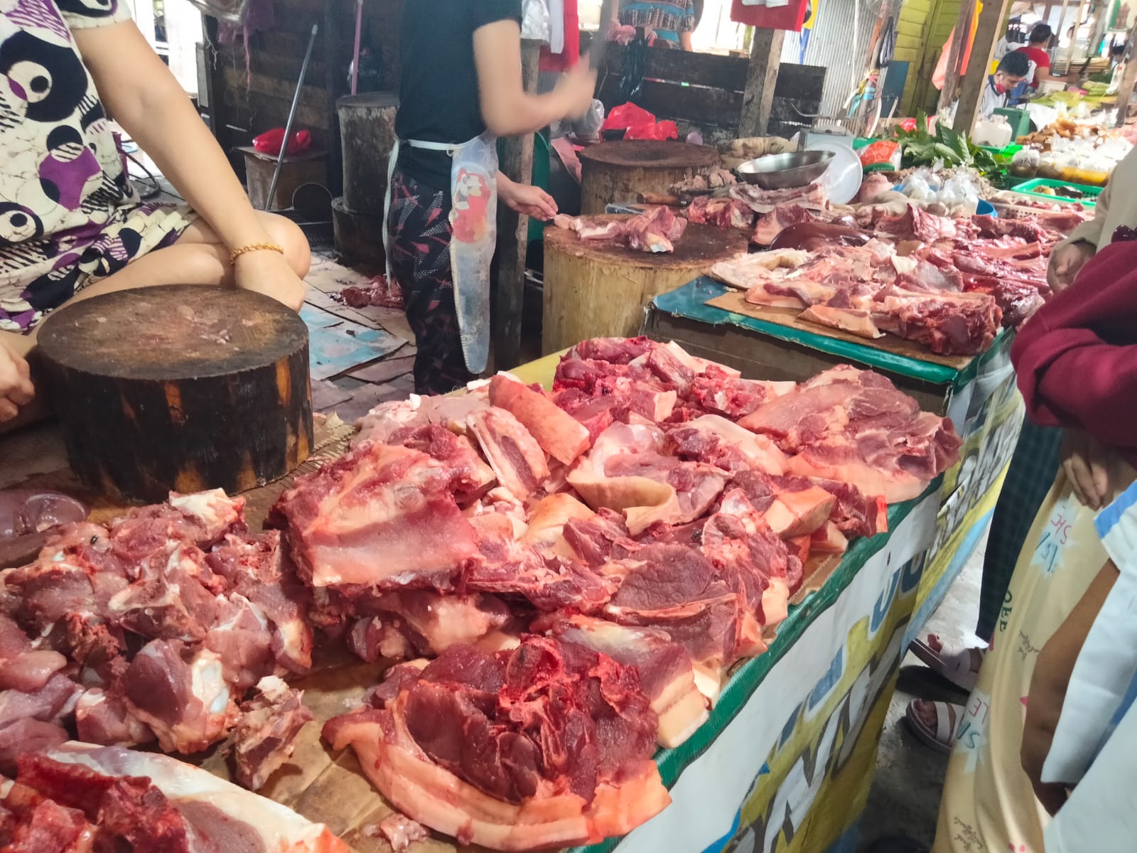Omzet Pedagang Daging Babi Turun