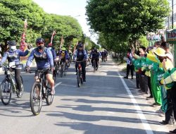 Bersepeda Pantau Kamtibmas, Kapolda Bagikan Paket Sembako Bersepeda Pantau Kamtibmas, Kapolda Bagikan Paket Sembako