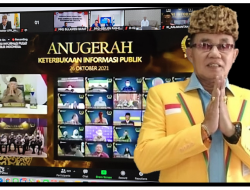 Rektor UPR Terima Penganugerahan Keterbukaan Informasi Publik 2021