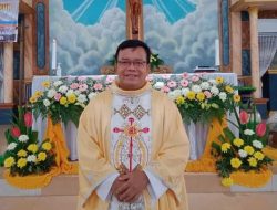 Umat Katedral Rayakan Pesta Perak Pastor Silvanus Subandi Umat Katedral Rayakan Pesta Perak Pastor Silvanus Subandi