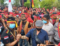 Pasukan Merah Geruduk Polda Kalteng Pasukan Merah Geruduk Polda Kalteng
