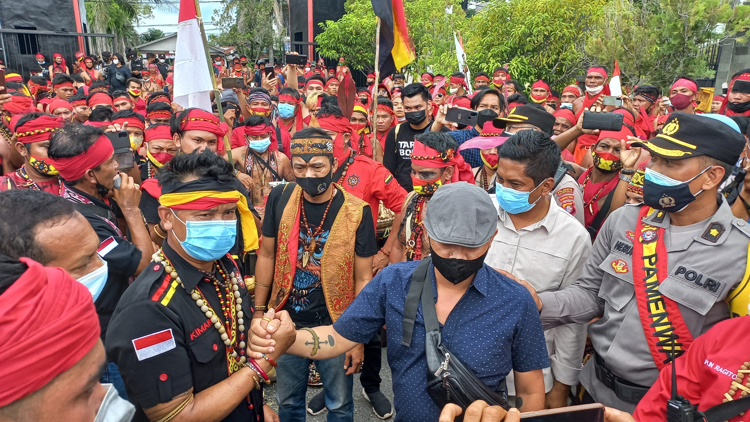 Pasukan Merah Geruduk Polda Kalteng
