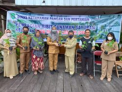 Dinas Ketahanan Pangan dan Pertanian Sukamara Berbagi Bibit Sayuran
