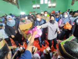 Mensos Hibur Pengungsi Banjir Kalteng