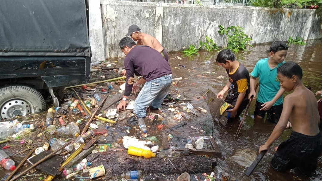 HABIS BANJIR SAMPAH MEMBLUDAK HABIS BANJIR SAMPAH MEMBLUDAK
