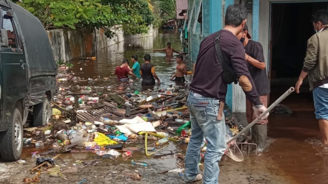 HABIS BANJIR SAMPAH MEMBLUDAK