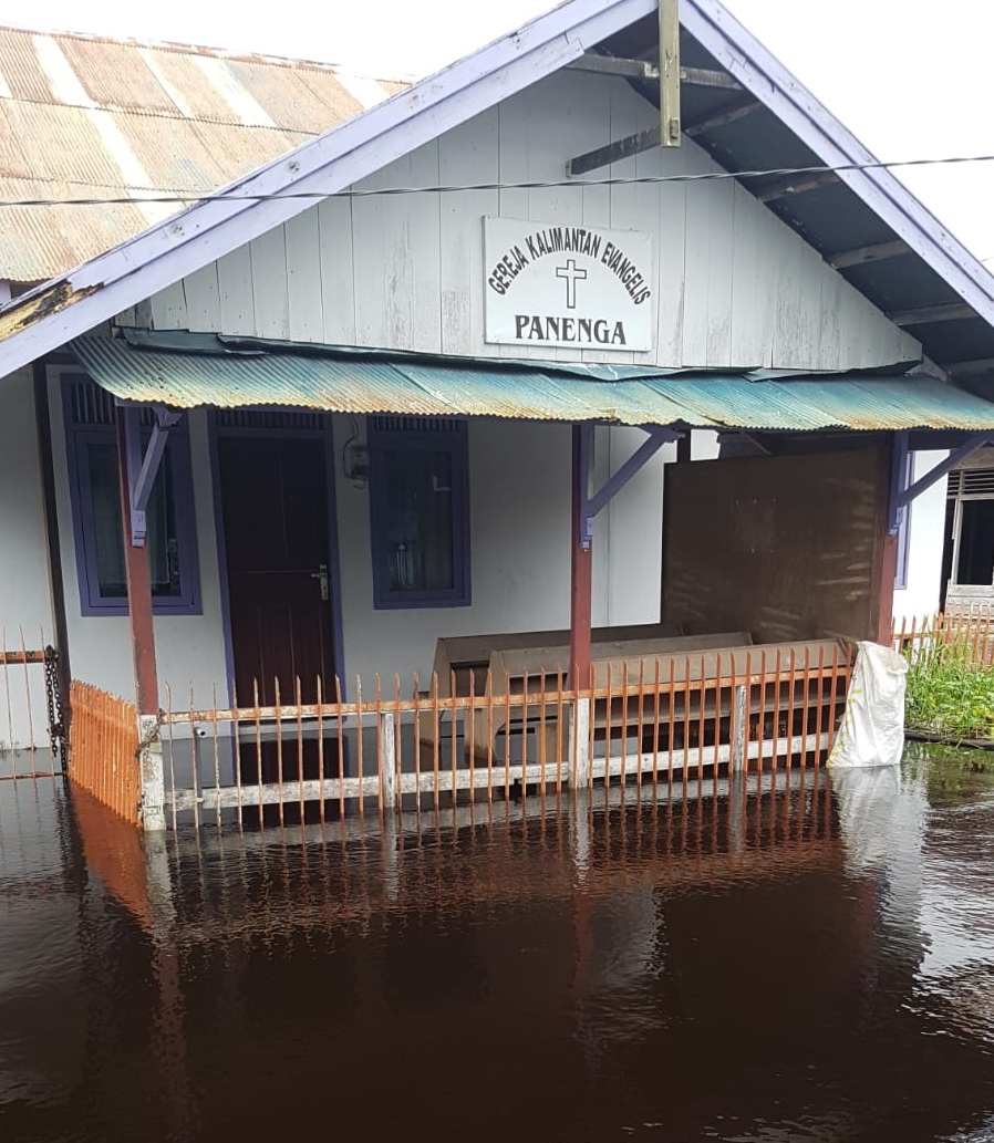GEREJA KAYU GKE PANENGA DI JALAN MENDAWAI TERENDAM BANJIR