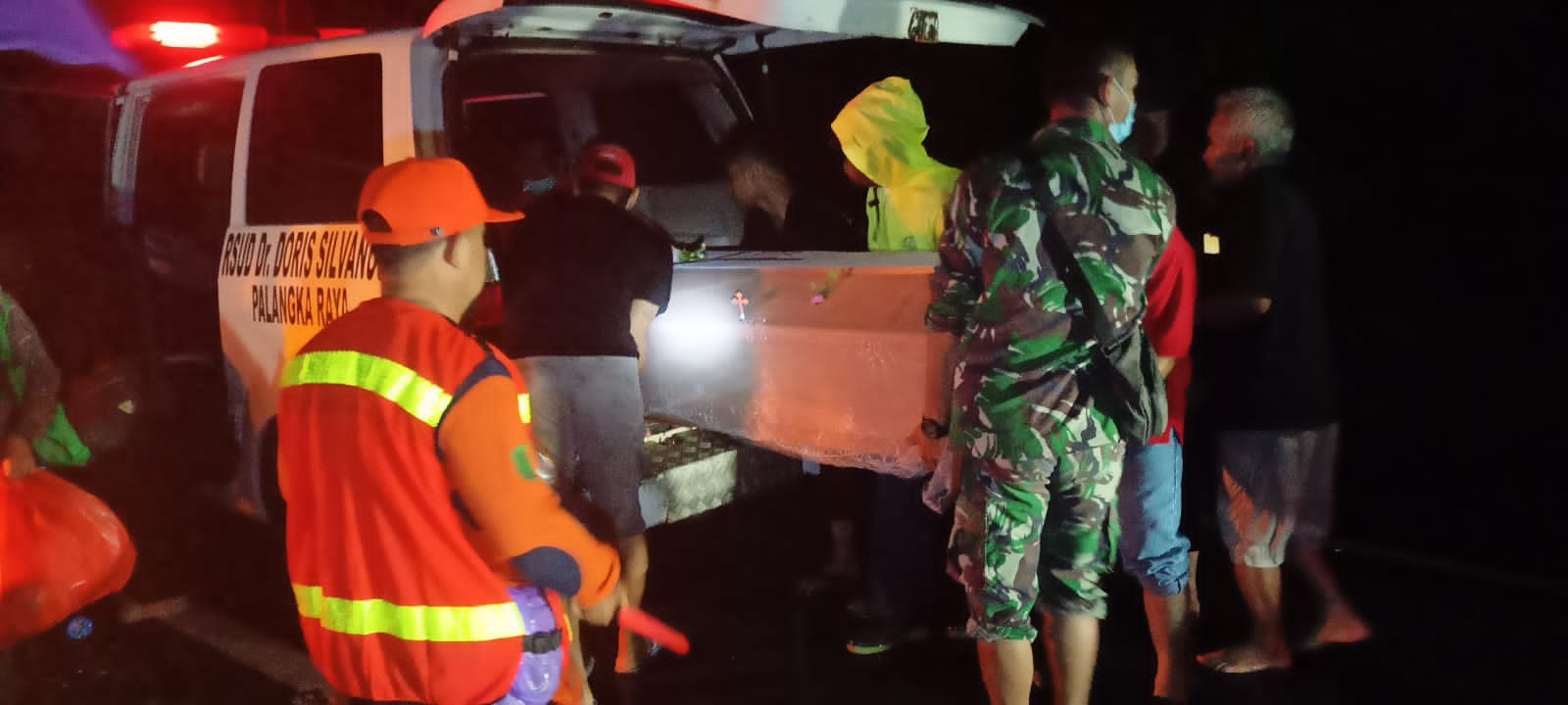 Evakuasi Jenazah dan Orang Sakit di Lokasi Banjir Penda Barania