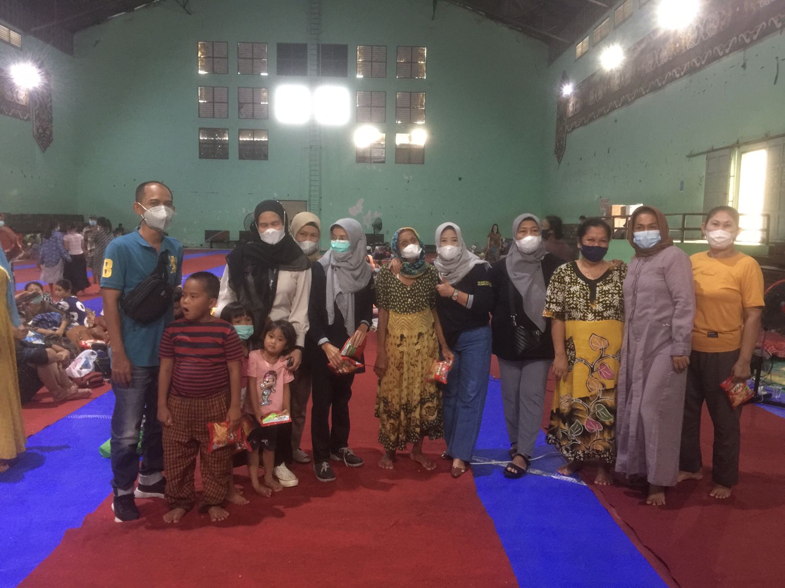 PEDULI KORBAN BANJIR-Solidaritas Muslimah  Bagikan Makanan Siap Saji