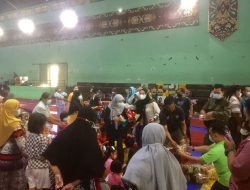PEDULI KORBAN BANJIR-Solidaritas Muslimah Bagikan Makanan Siap Saji PEDULI KORBAN BANJIR-Solidaritas Muslimah Bagikan Makanan Siap Saji