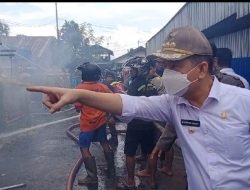 Bupati Kapuas Berjibaku Padamkan Kebakaran Rumah Warganya
