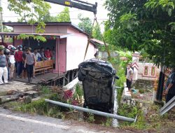Kabur Usai Senggol Motor, Mobilio Masuk Parit Kabur Usai Senggol Motor, Mobilio Masuk Parit