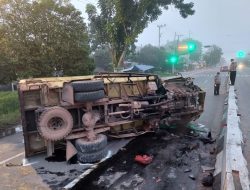 Sopir Mabuk, Truk Terguling Usai Tabrak Barrier