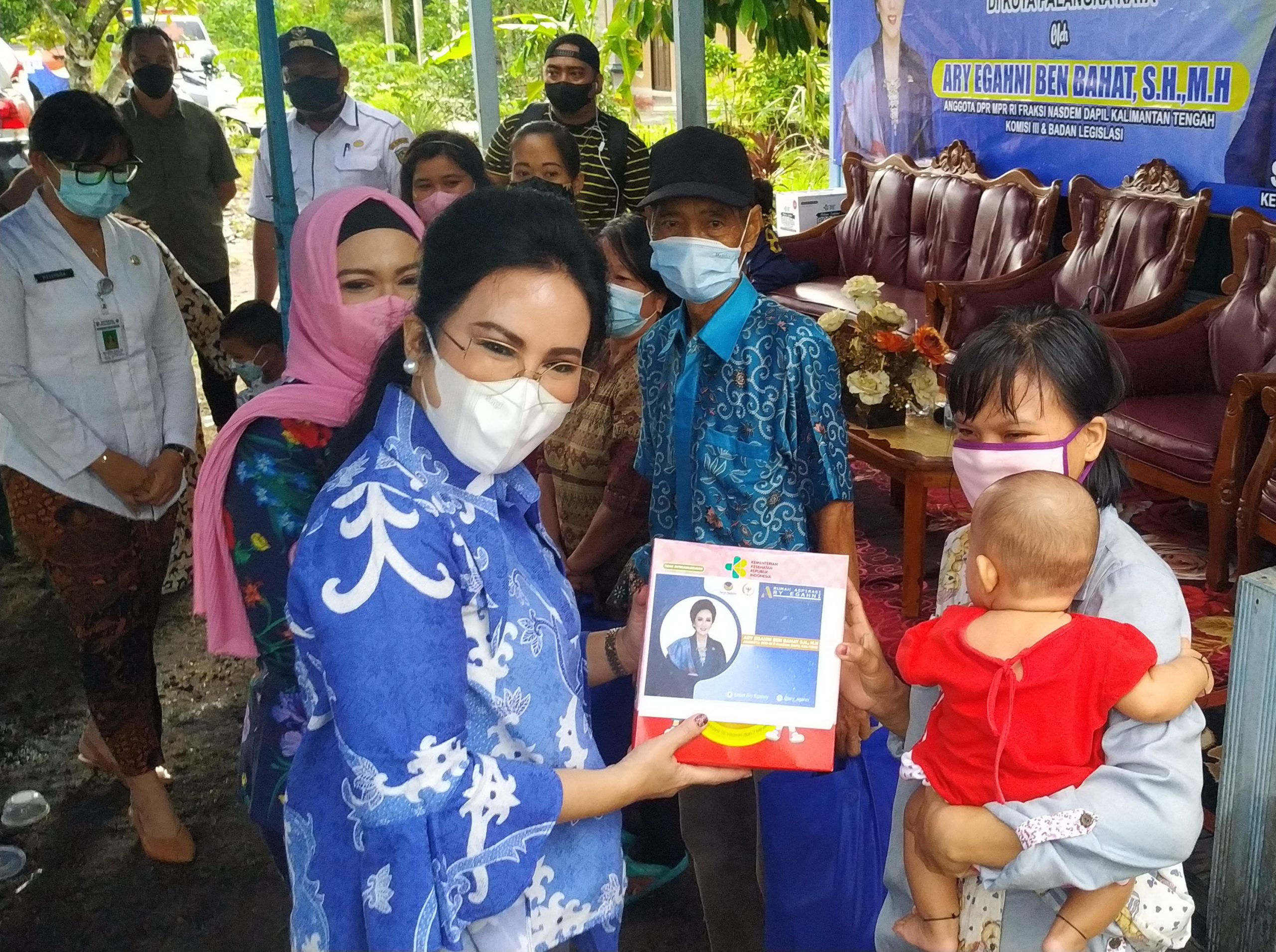 Ary Egahni Bagikan Ratusan Paket Pangan Penunjang Gizi