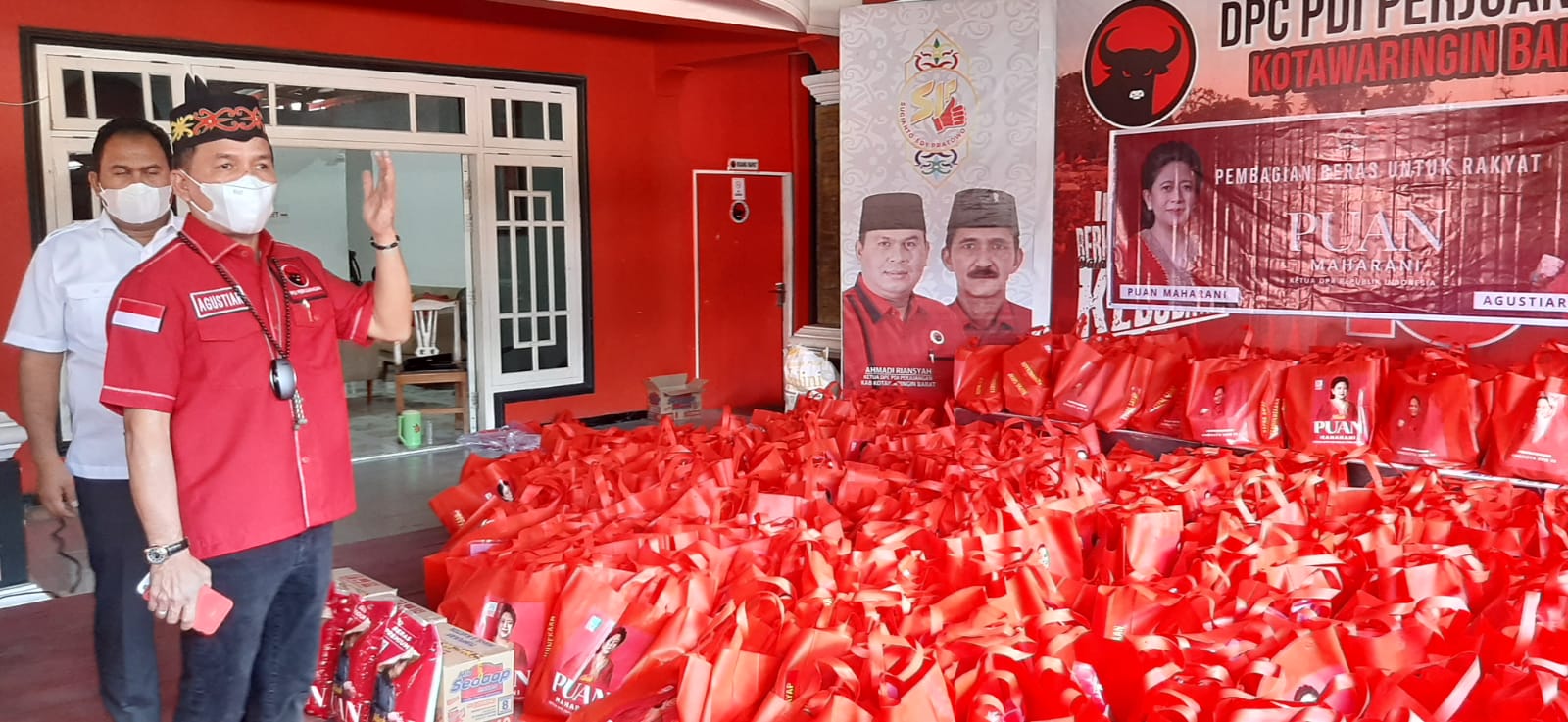 Agustiar Kembali Serahkan Bantuan Sembako dari Puan Maharani