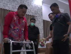 Kaki terkilir, Halikinnor Gunakan Alat Bantu untuk Berjalan