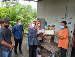 Avina Fairid Serahkan Bantuan Pemko ke Penderita Kanker