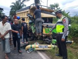 Truk Hino Vs Truk Dump, 1 Sopir Patah Kaki