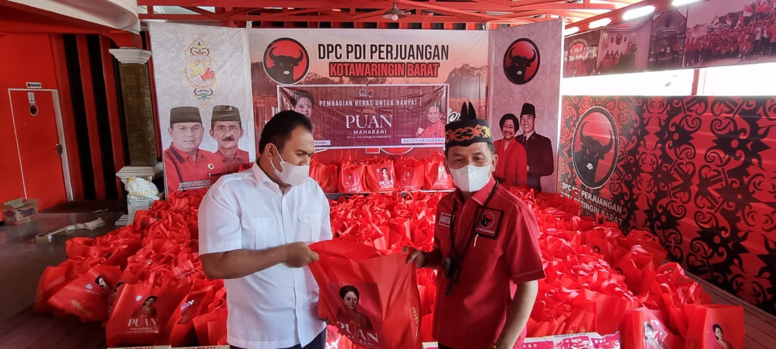 Agustiar Kembali Serahkan Bantuan Sembako dari Puan Maharani