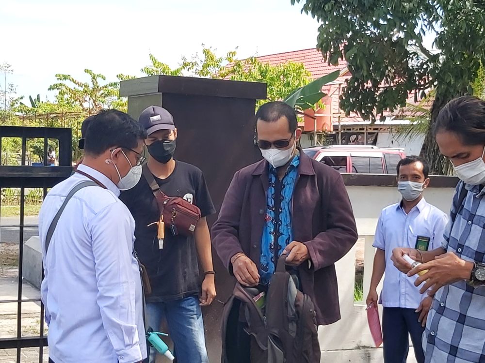 Pengalihan Penahanan, Hadiah Valentine untuk Kades Kinipan