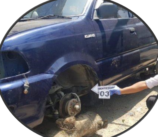 Tekatek Zenith, Derry Tertangkap Curi Ban Mobil