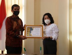 Bupati Pulpis Terima Penghargaan Hapakat Award