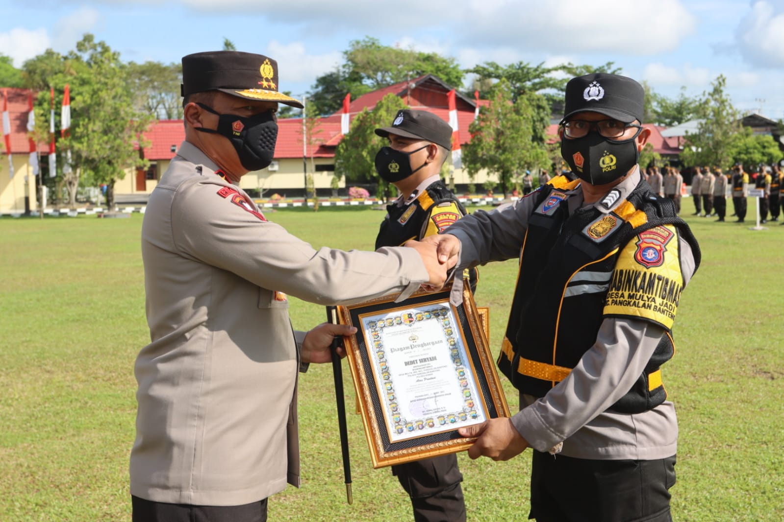 Bhabinkamtibmas Berprestasi Terima Penghargaan Kapolda