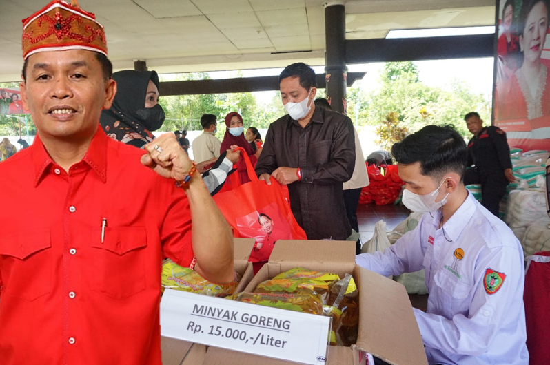 Prihatin Minyak Goreng Mahal, Agustiar Gelar Pasar Murah Berkah