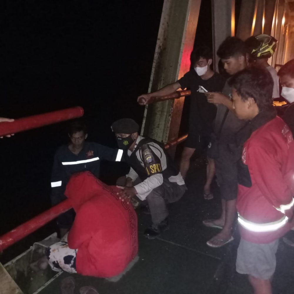 Diduga Depresi, Wanita Muda Duduk di Jembatan Pulau Petak Diamankan Polisi