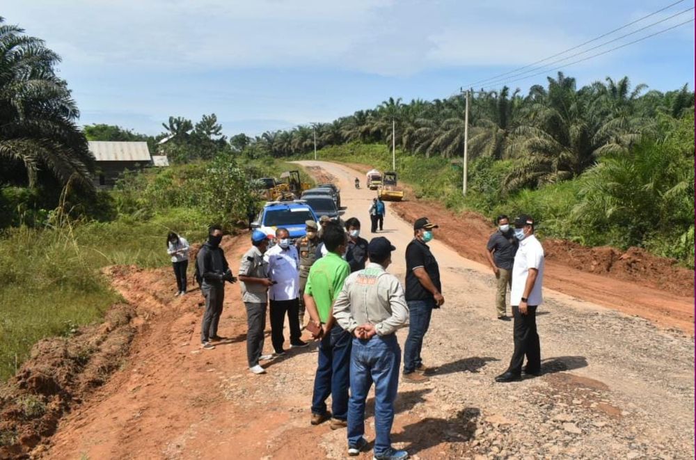 Bupati Lamandau Tinjau Perbaikan Jalan Sepaku-Perigi