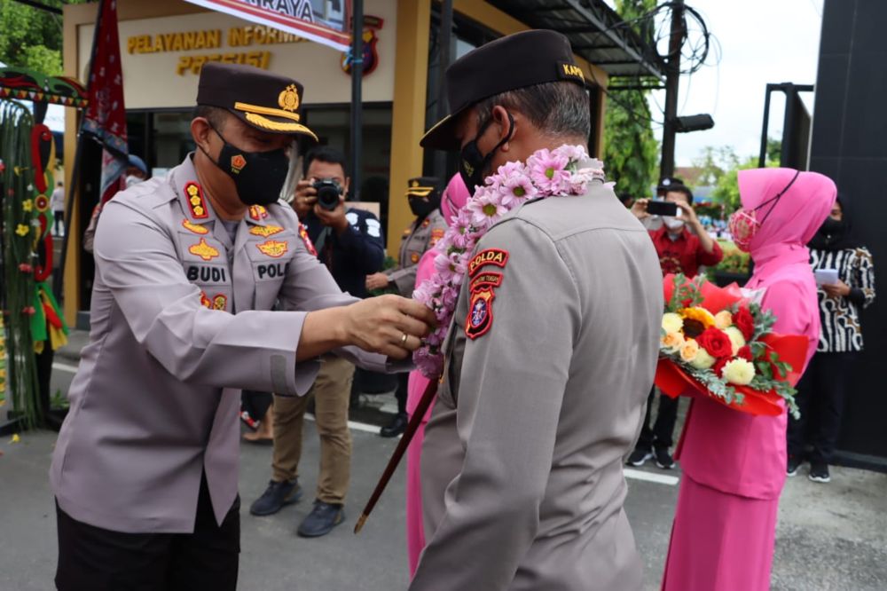 Kunker, Kapolda Kalteng Disambut Prosesi Adat Dayak di Polresta Palangka Raya