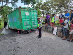 TABRAK DAHAN POHON-Kontainer Lepas dari Truk, Pemotor Terjepit