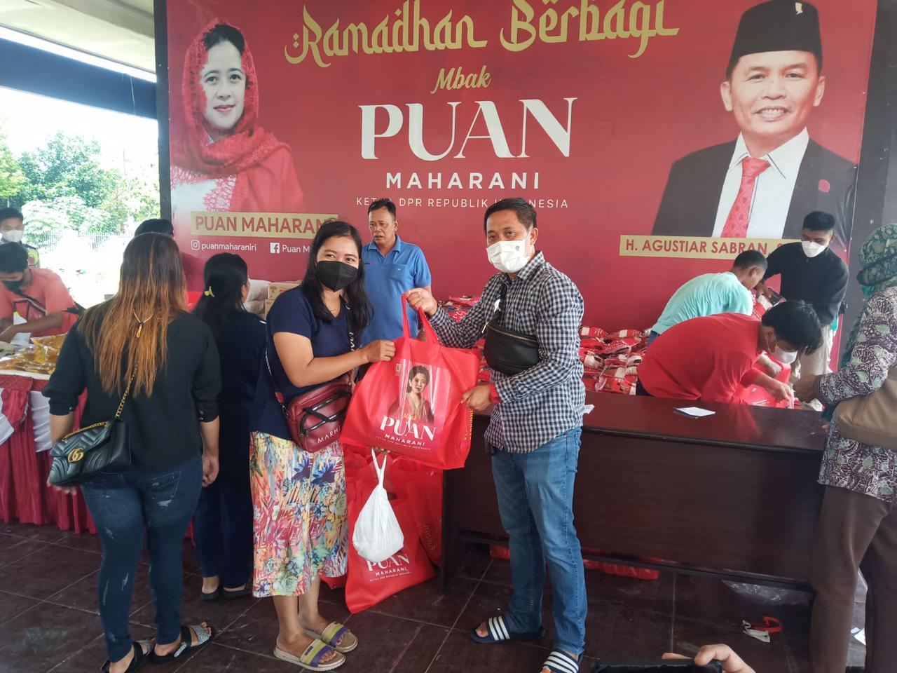 DPD PDIP Kalteng Salurkan 20 Ribu Paket Beras Gratis