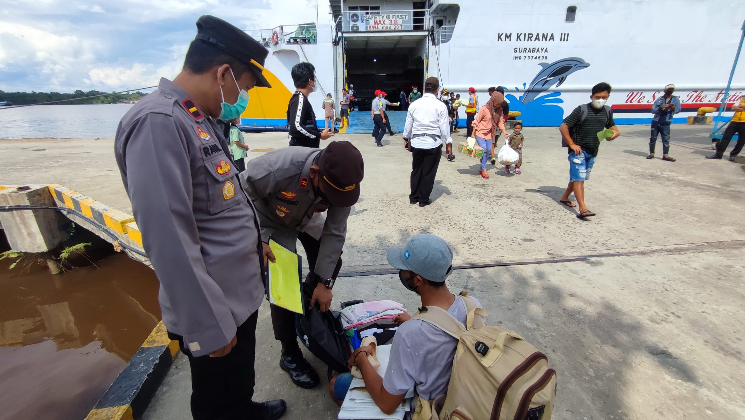 Polisi Jaga Ketat Penumpang Kapal Masuk Ke Sampit