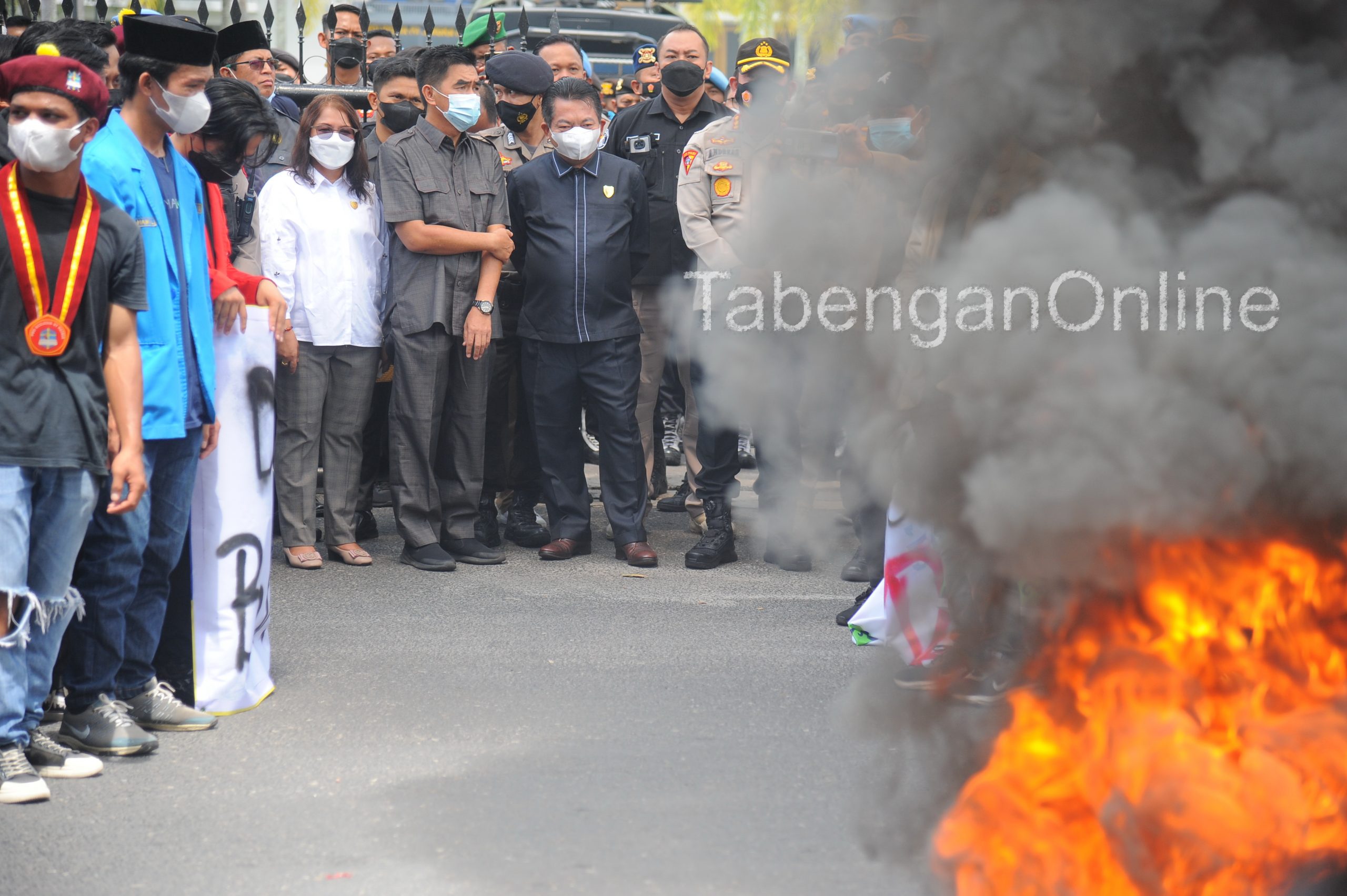Ratusan Mahasiswa Demo di Gedung Dewan