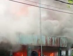 Dua Rumah Dijalan Pilau Terbakar