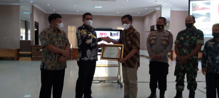 PARTISIPASI PROGRAM KONSORSIUM-PT Astra Agro Lestari Raih Piagam Penghargaan