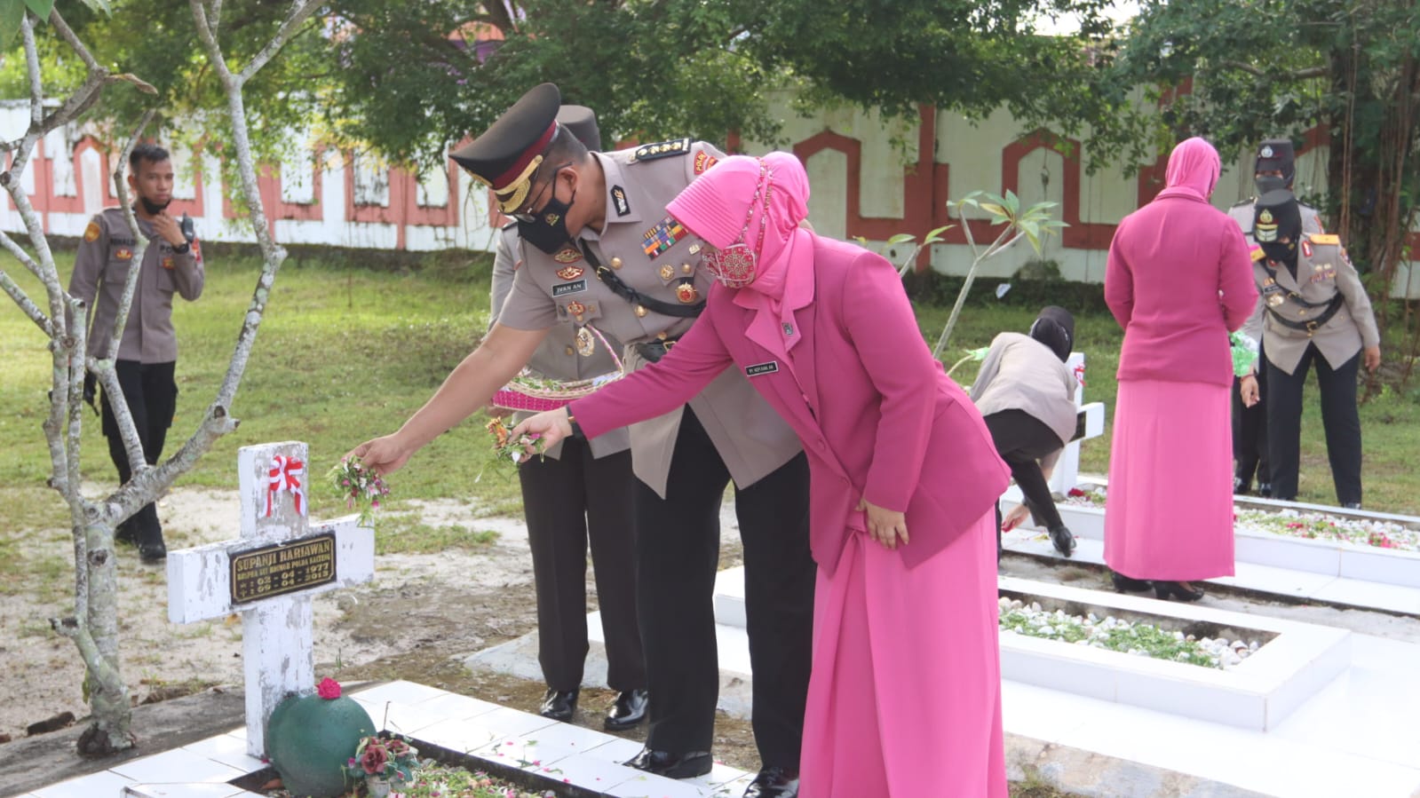 HARI BHAYANGKARA-Polda Kalteng Ziarah Rombongan ke TMP Sanaman Lampang