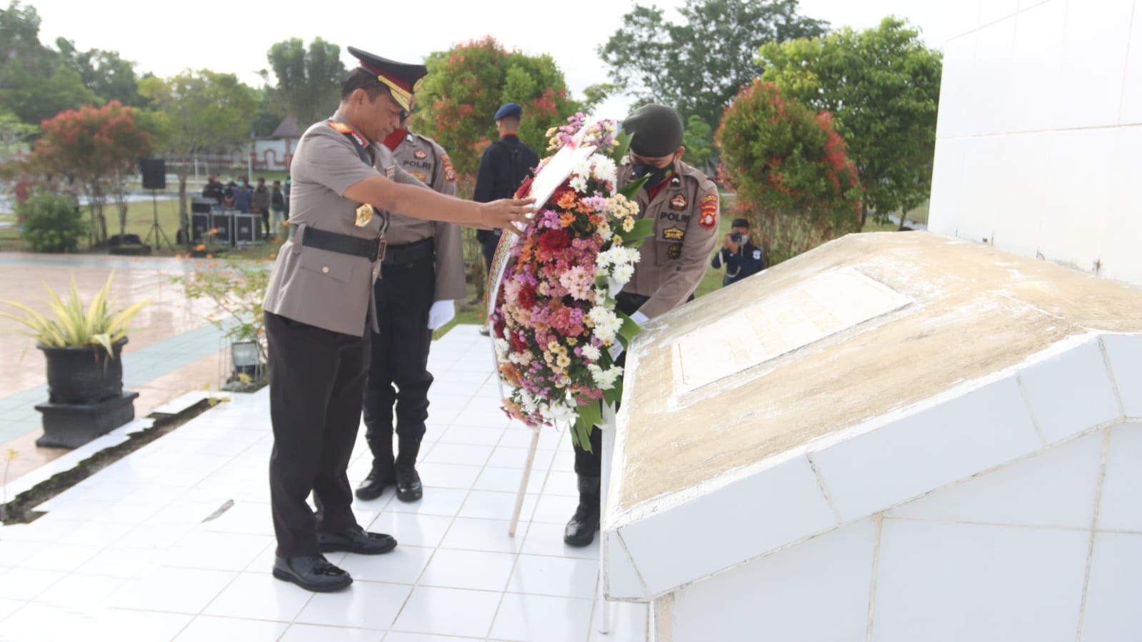 HARI BHAYANGKARA-Polda Kalteng Ziarah Rombongan ke TMP Sanaman Lampang