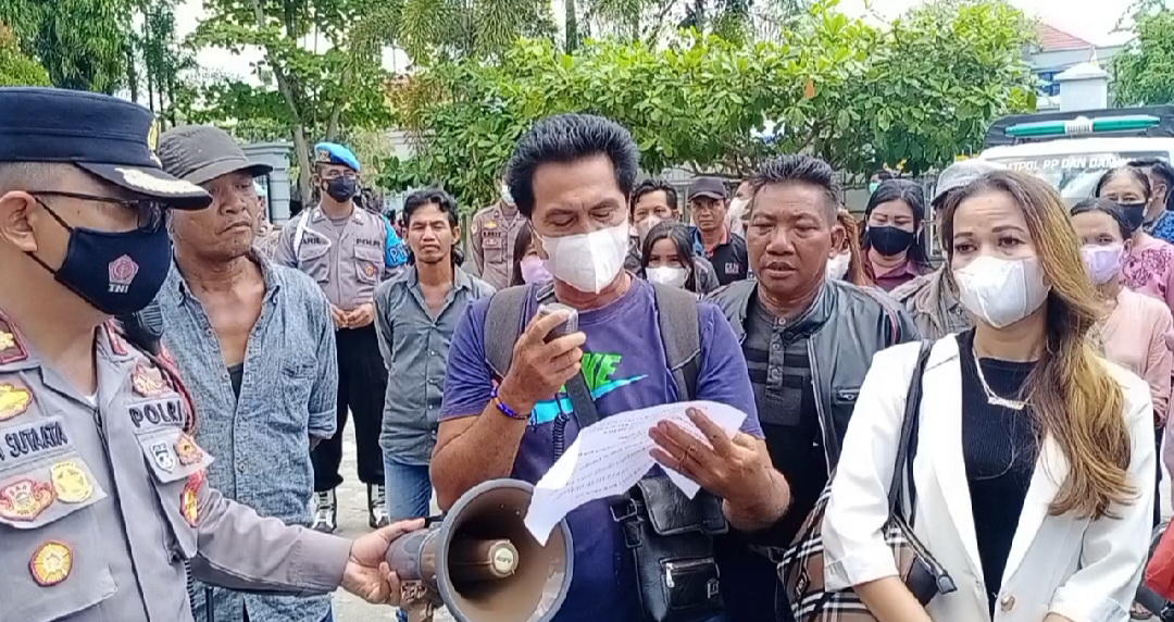 kantor DPMD Kapuas, Senin (6/6). Pendukung Calon Kades Geruduk DPMD