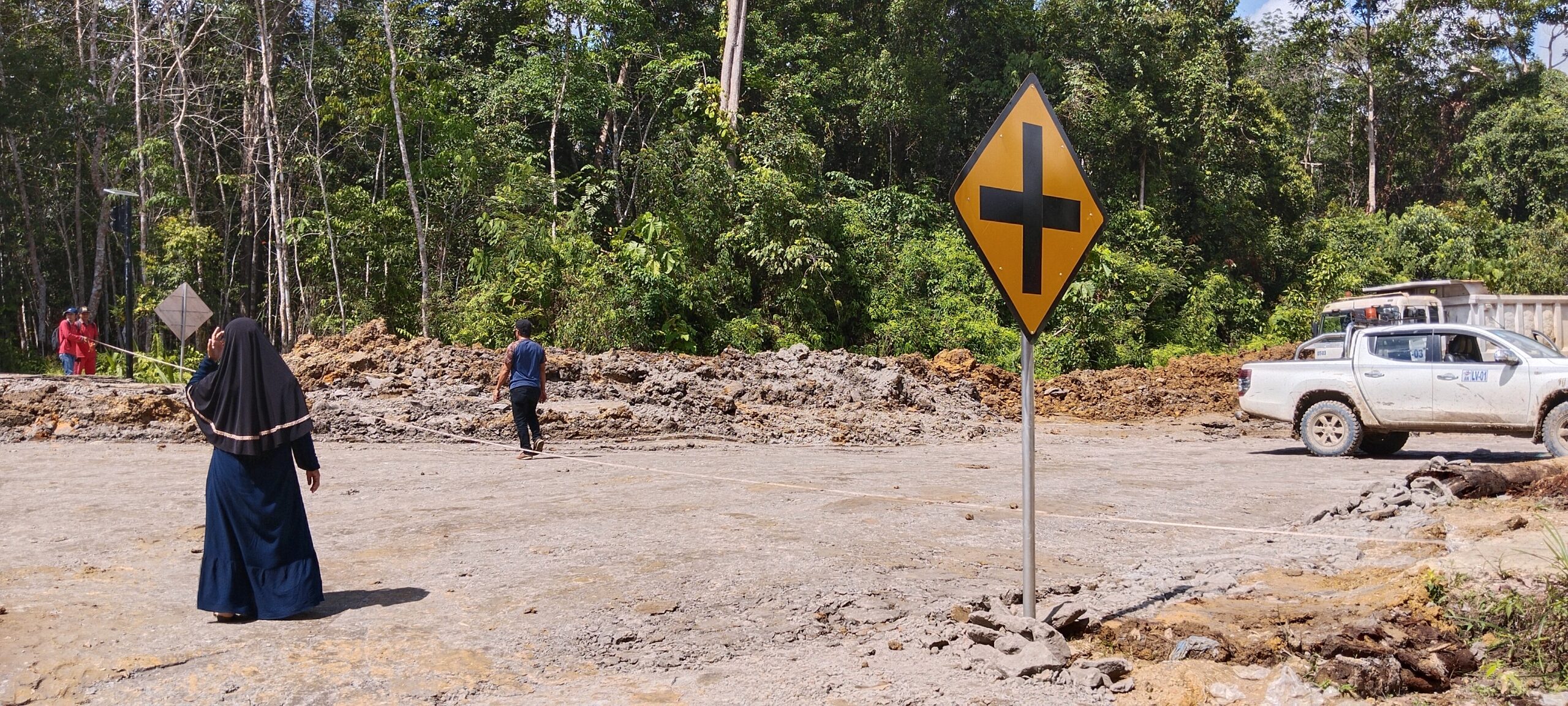 PT Arsy Nusantara Diduga Rusak Jalan Desa
