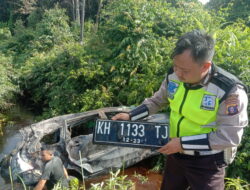 Mobil Xenia Bermuatan Zirkon Nyungsep ke Parit Mobil Xenia Bermuatan Zirkon Nyungsep ke Parit