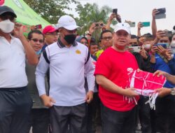 Pemkab Kotim Bagikan 60 Ribu Lembar Bendera Gratis