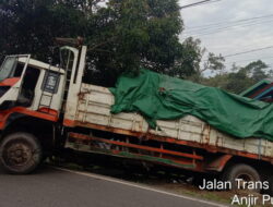 Tak Kuat Menanjak, Truk Tronton Hantam Rumah, Mobil dan Motor Warga Anjir Kalampan