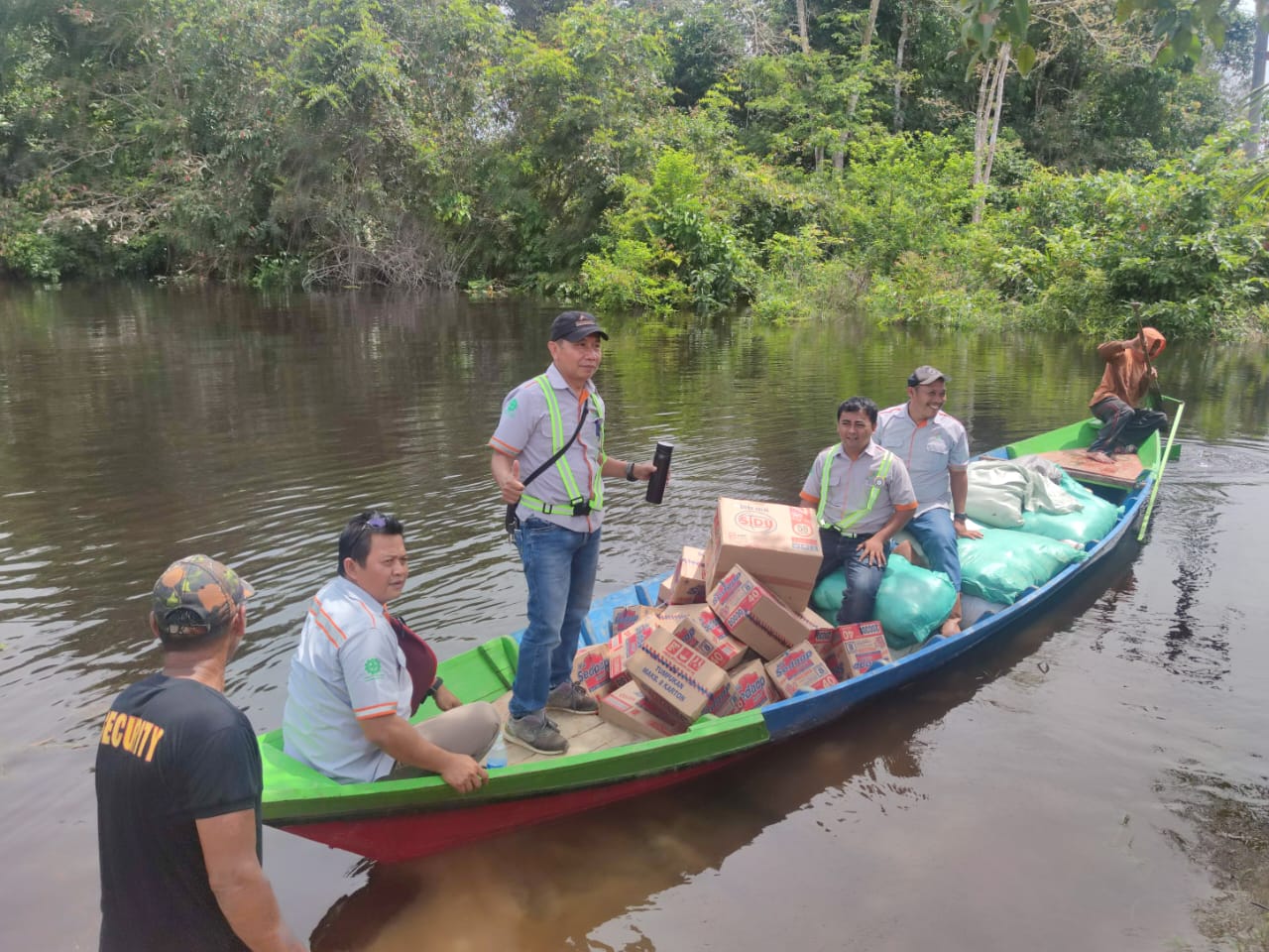 DI KOLAM DAN KUMAI, BGA GROUP SALURKAN 980 PAKET  SEMBAKO BAGI KORBAN BANJIR 